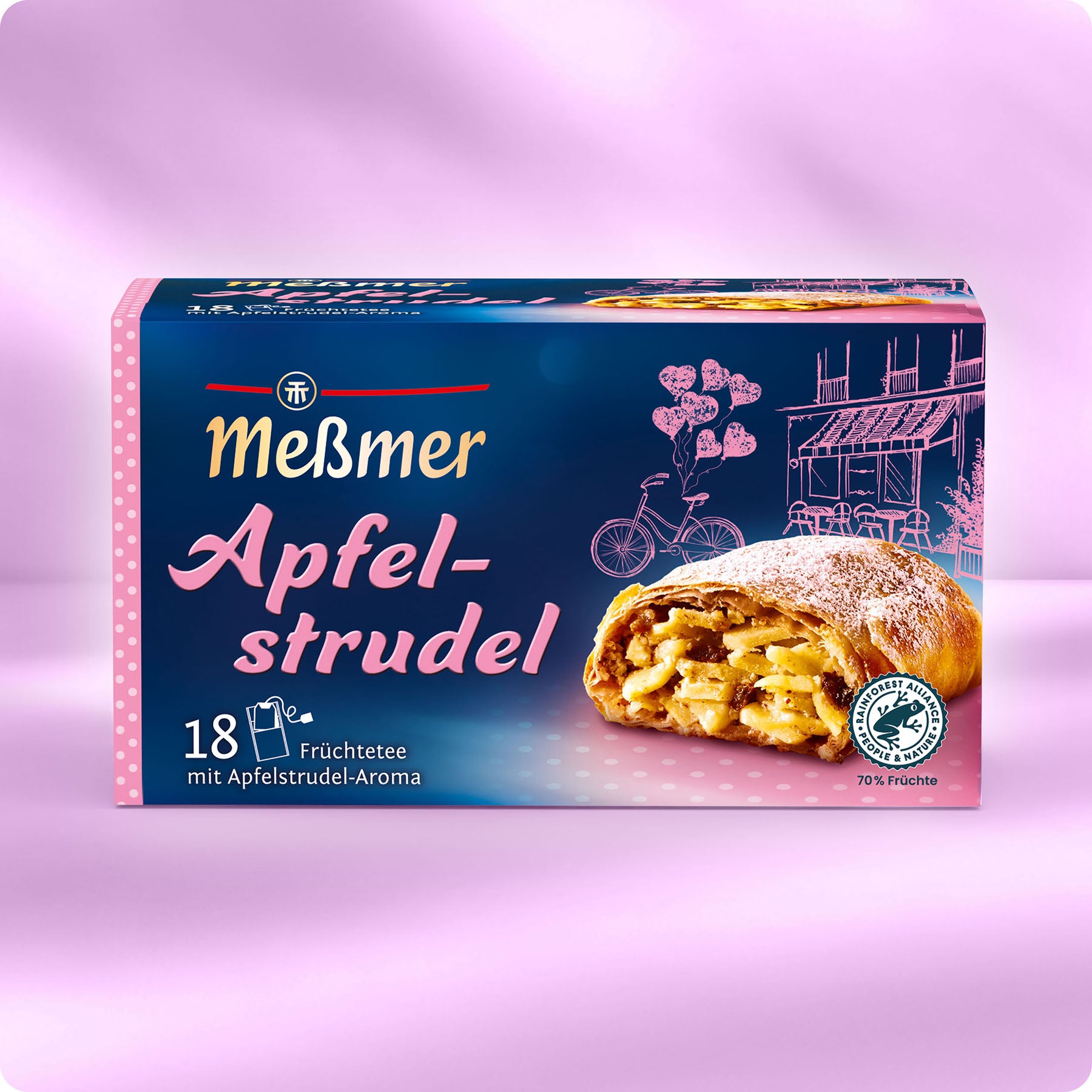 Eine Schachtel aus dem Meßmer DE Wintertee Bestseller-Set mit Früchtetee mit Apfelstrudel-Geschmack. Die dunkelblau-rosa Verpackung zeigt aufgeschnittenen Apfelstrudel zusammen mit Fahrrad- und Blumenillustrationen.