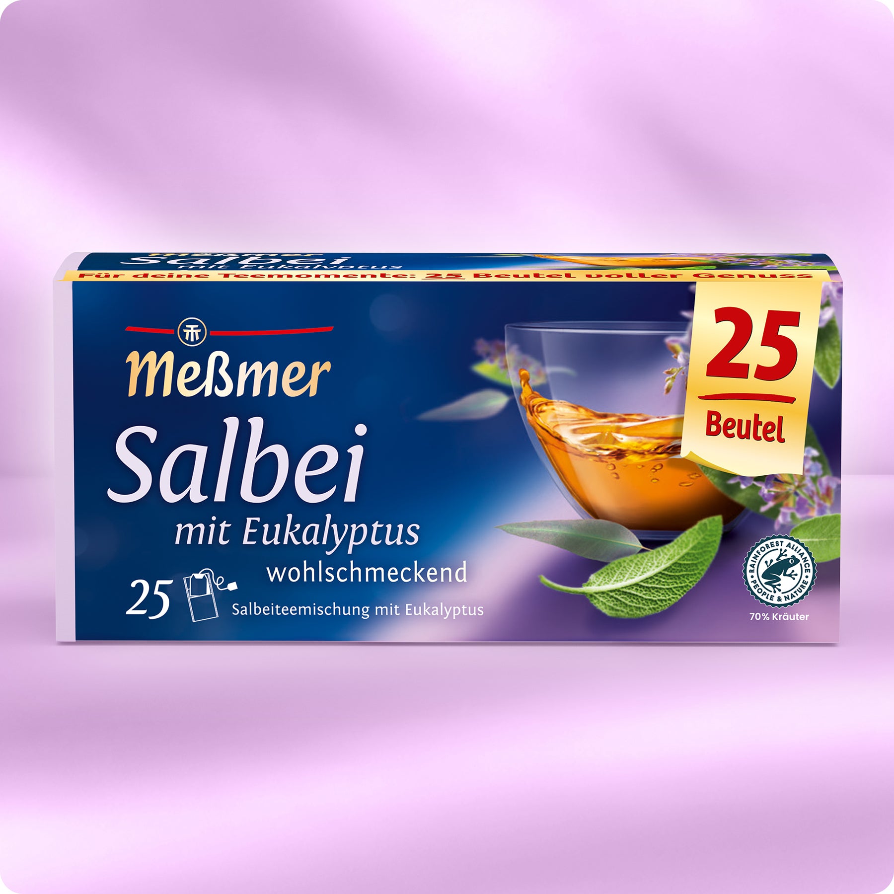 Eine Schachtel Meßmer DE Salbei-Mischung mit Eukalyptus-Tee auf violettem Hintergrund, mit einer Tasse beruhigender Salbei-Eukalyptus-Mischung, Salbei- und Eukalyptusblättern und einem Etikett mit 25 Teebeuteln.