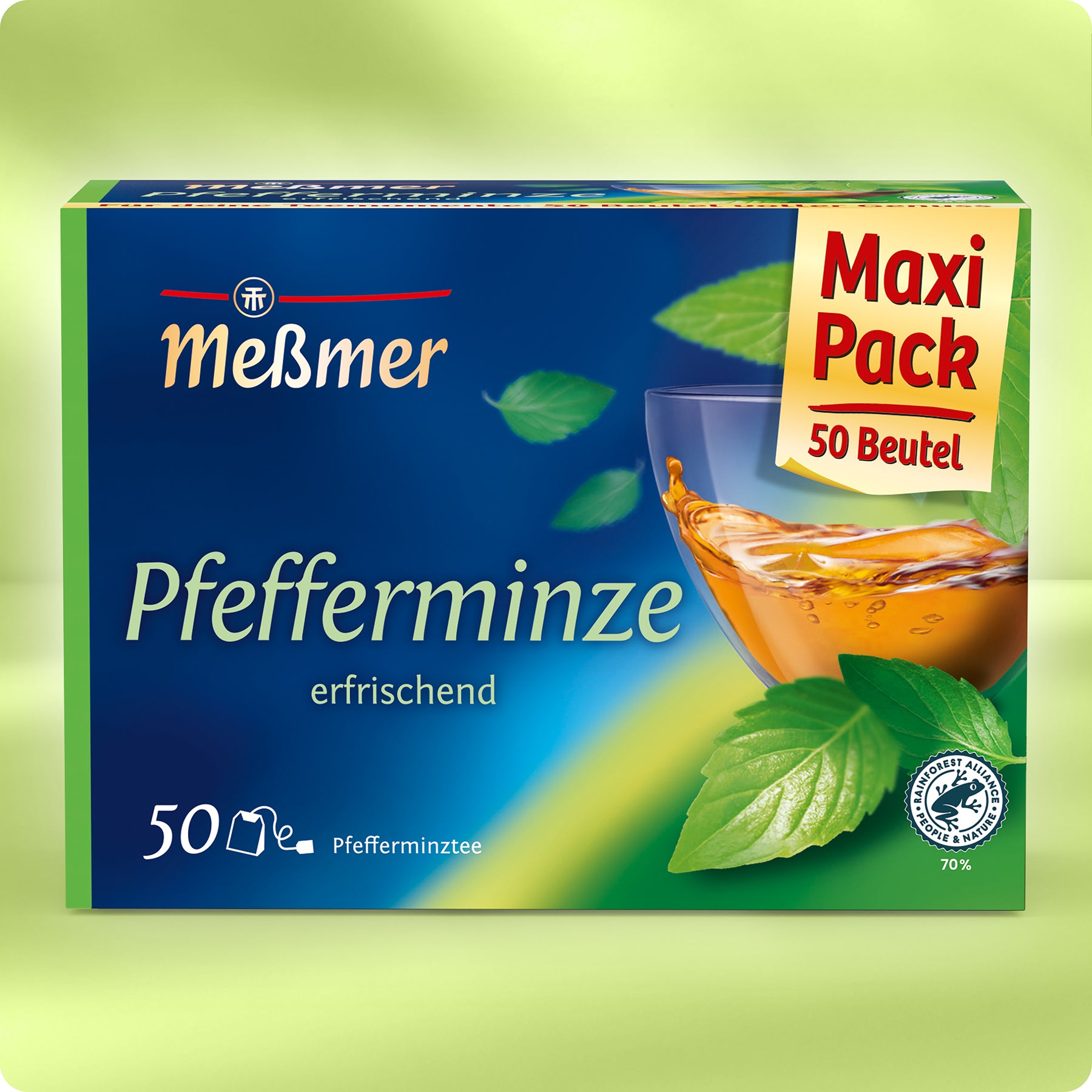 Meßmer DE Pfefferminze Maxi Pack (50 Beutel) mit Glas Tee, Minzblättern und blau-grünem Hintergrund. Genieße den erfrischenden Geschmack - 50 Teebeutel für belebende Genussmomente.