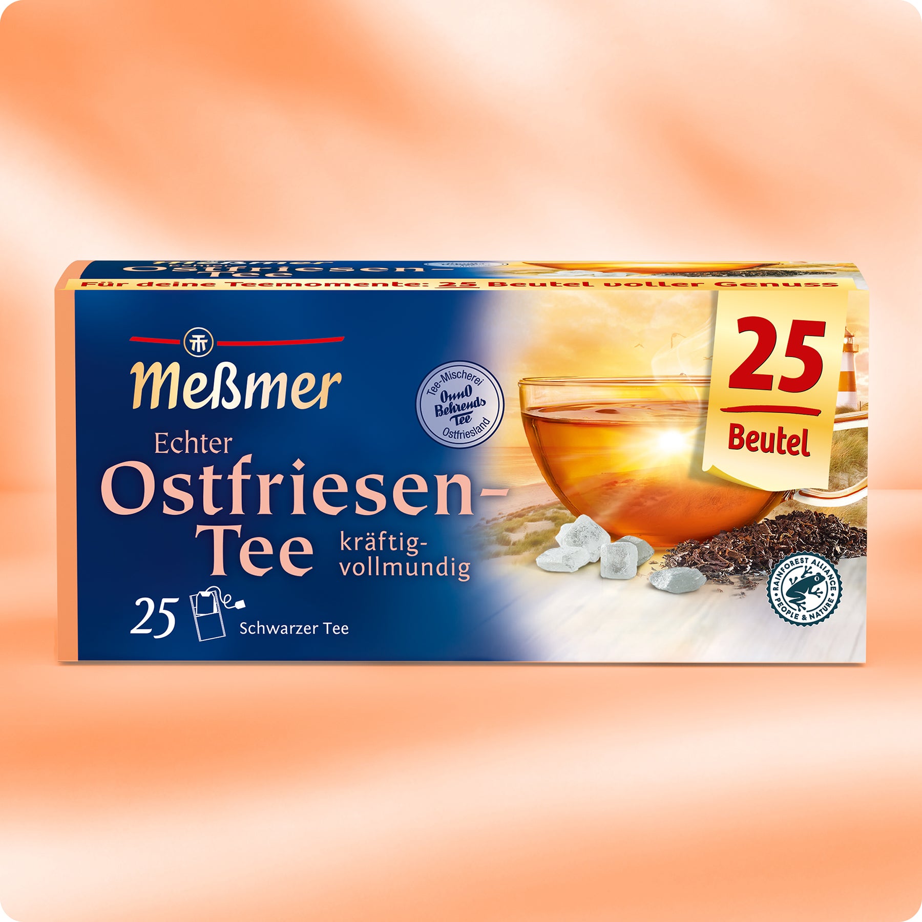 Eine Schachtel Meßmer DE Ostfriesen-Tee zeigt eine Tasse Tee, Würfelzucker und Teeblätter mit "25 Beutel" auf der Verpackung vor einem Hintergrund mit sanftem orangefarbenem Farbverlauf.
