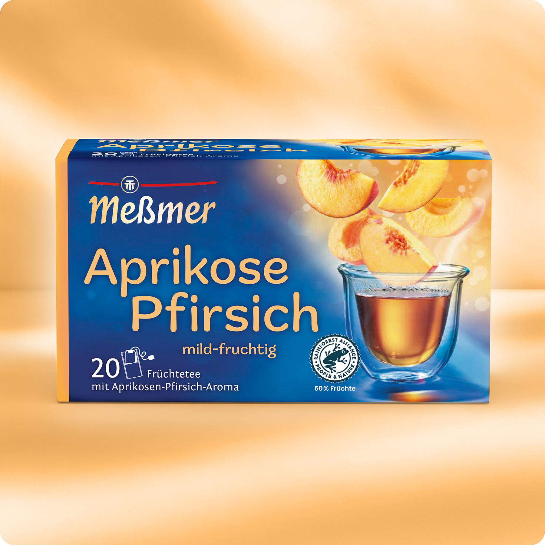 Auf der Vorderseite der Dose Meßmer DE Aprikose-Pfirsich sind Aprikosen, Pfirsiche und ein Teeglas abgebildet. Die orange-blaue Schachtel enthält 20 Früchteteebeutel.