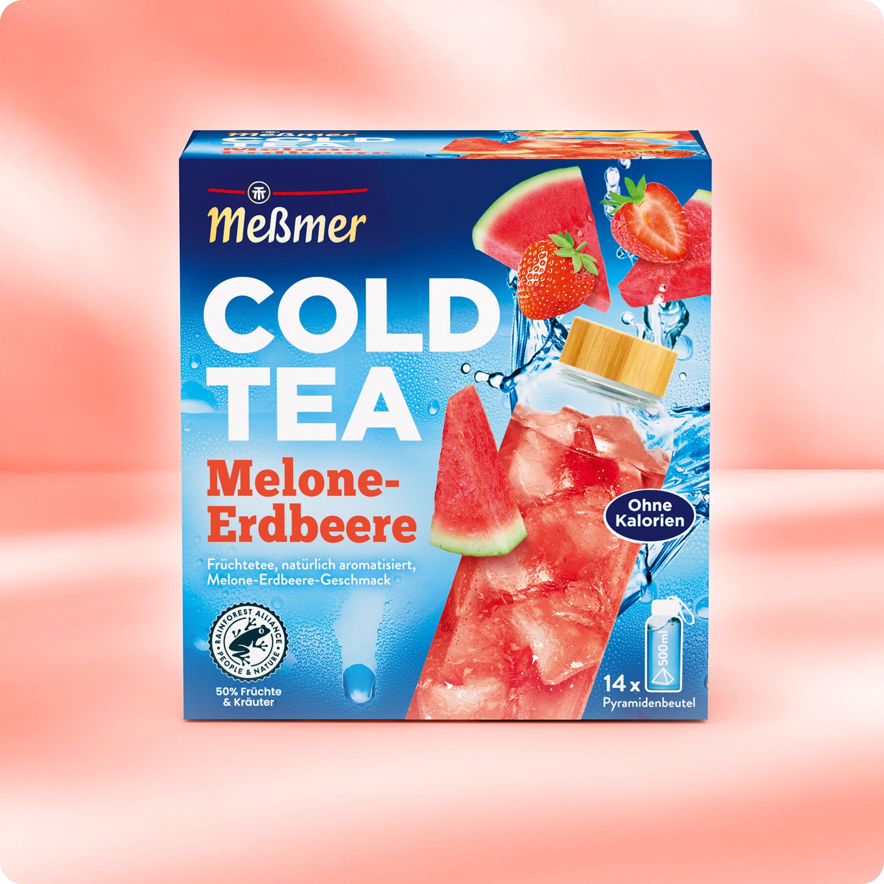 Eine Schachtel Meßmer DE Cold Tea Melone-Erdbeere wird ausgestellt, die gesunde Getränke mit Bildern von Wassermelonen und Erdbeeren sowie eine Glasflasche mit Eistee mit Früchten auf rosa Hintergrund zeigt.