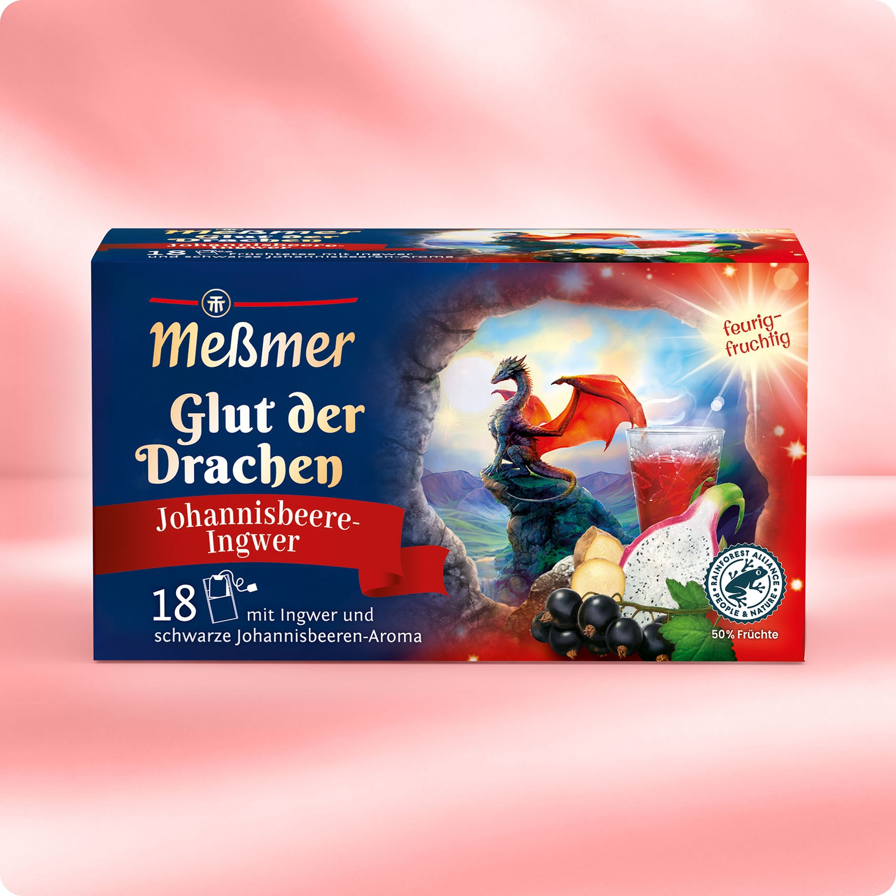 Eine Schachtel Meßmer DE Glut der Drachen Tee mit Drachenmotiven, rot-blauer Verpackung mit deutschem Text und einem Fantasiehintergrund. Abgebildet mit einem Glas roten Tee, Drachenfrucht, Ingwer, schwarzen Johannisbeeren und Früchten.