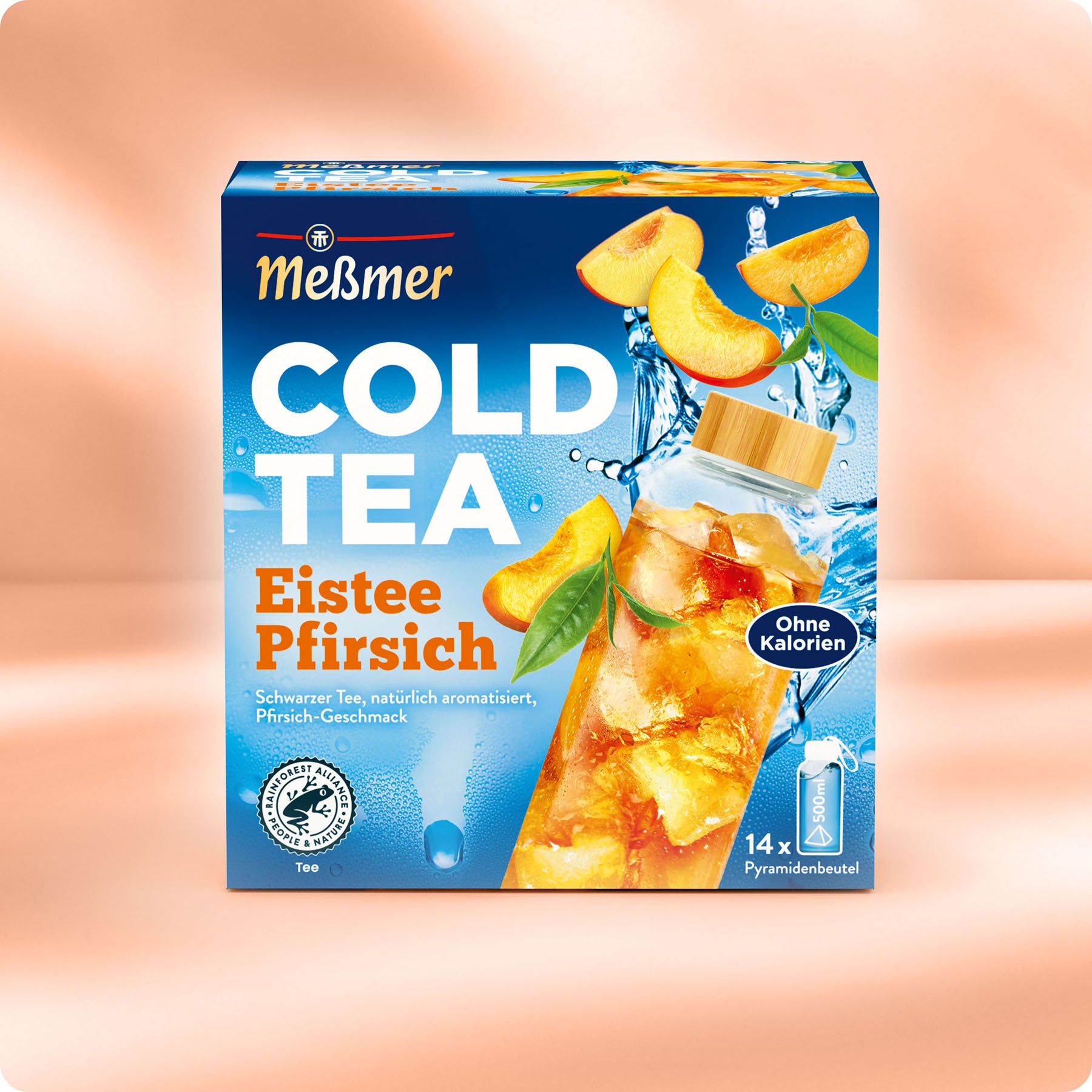 Meßmer DE Cold Tea Eistee Pfirsich wird in einer Schachtel mit 14 Pyramidenbeuteln geliefert. Die Verpackung zeigt eisgekühlten Schwarztee, frische Pfirsichscheiben, spritzendes Wasser und Teeblätter, die den erfrischenden Pfirsich-Geschmack unterstreichen.