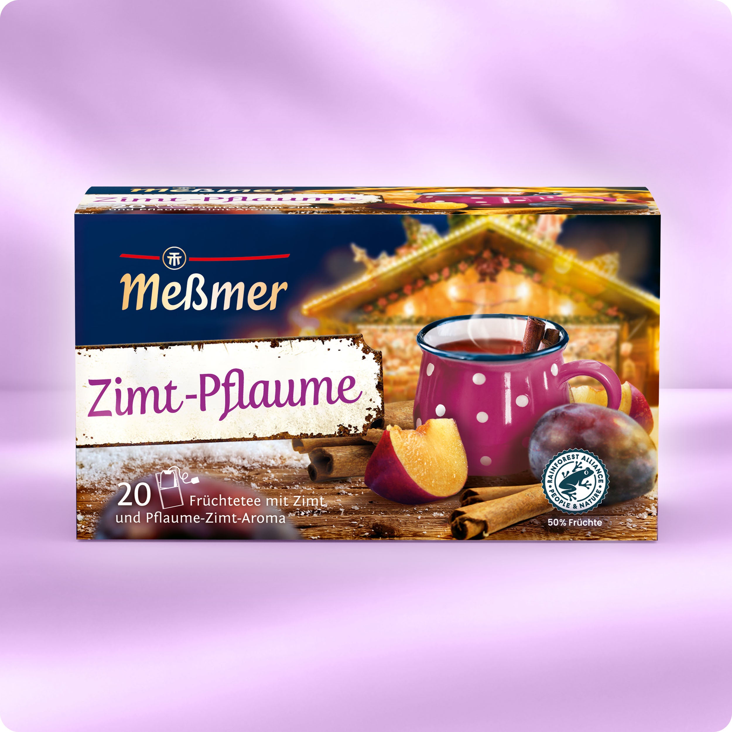 Auf einer lilafarbenen Fläche steht eine Schachtel Meßmer DE Wintertee Bestseller Set mit gepunktetem Becher, Pflaumen, Zimtstangen und einer festlich beleuchteten Kulisse auf der Verpackung.