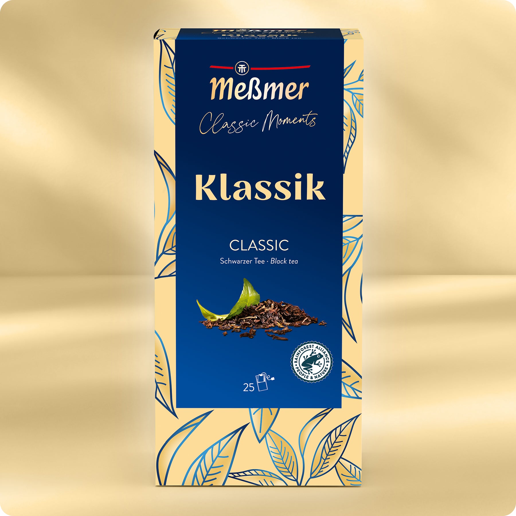 Eine Schachtel Meßmer DE Klassik Schwarztee mit blau-beigem Blattmuster bietet hochwertige Tees für ein raffiniertes aromatisches Erlebnis. Jede Schachtel enthält 25 Teebeutel.