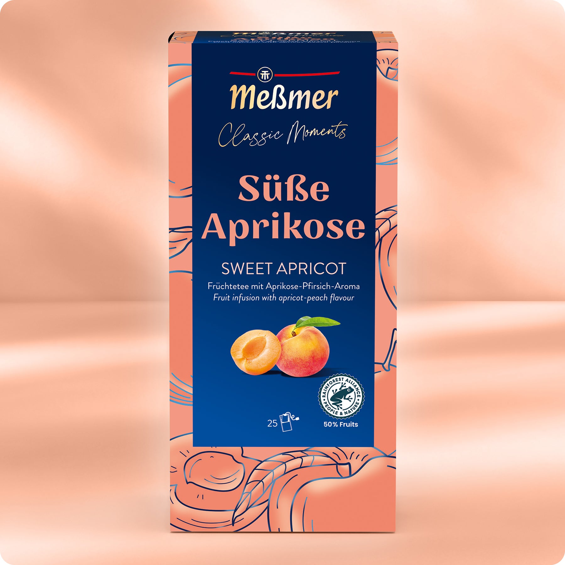 Eine Schachtel Meßmer DE Süße Aprikose Früchtetee mit Aprikosen- und Pfirsichmotiven auf pfirsichblauem Hintergrund. Auf der Verpackung steht, dass diese Teemischung 50% Früchte enthält.