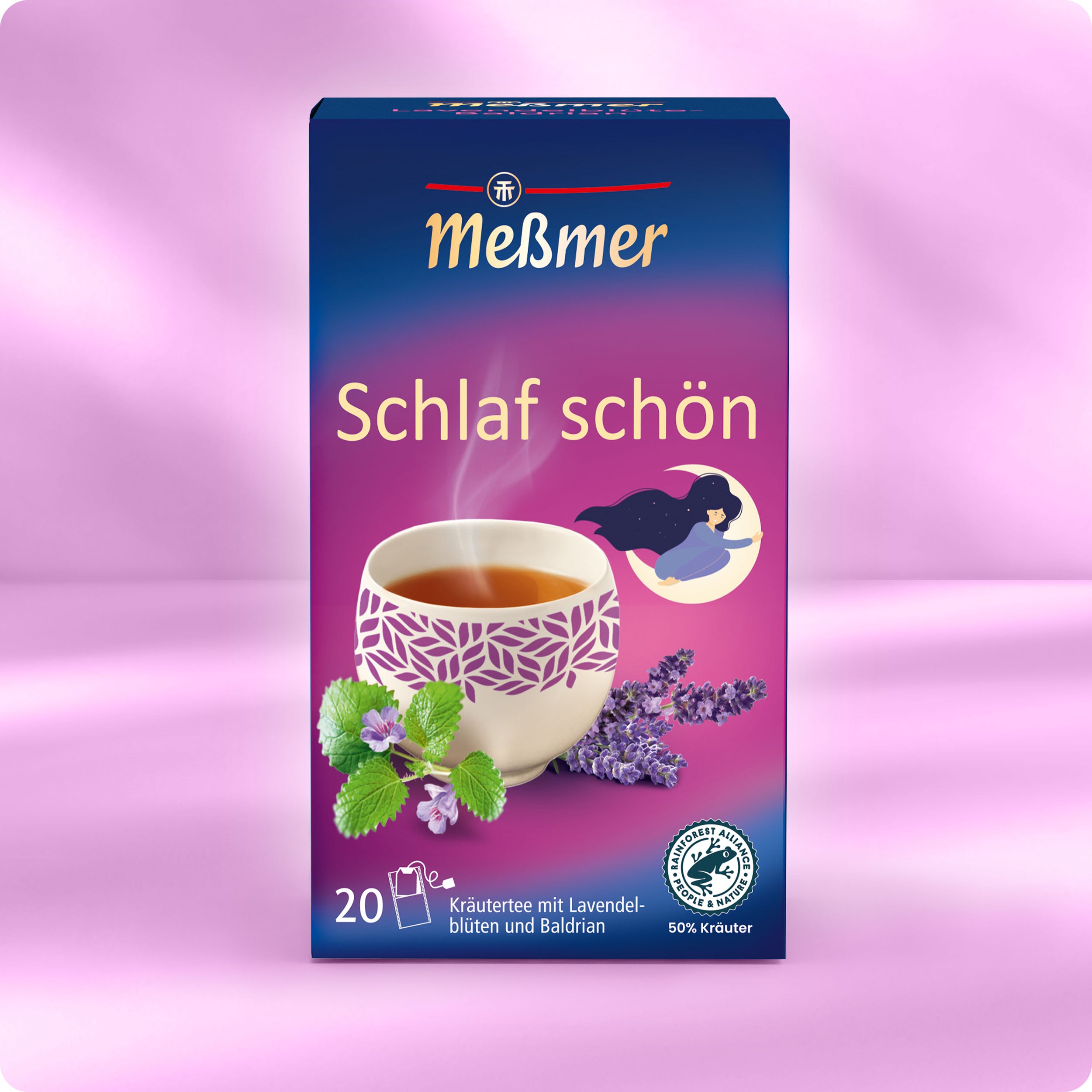 Eine Schachtel Meßmer DE Schlaf schön Tee, abgebildet mit einer Tasse Tee, Lavendelzweigen, Melissenblättern und der Abbildung einer schlafenden Frau auf lila-rosa Hintergrund.