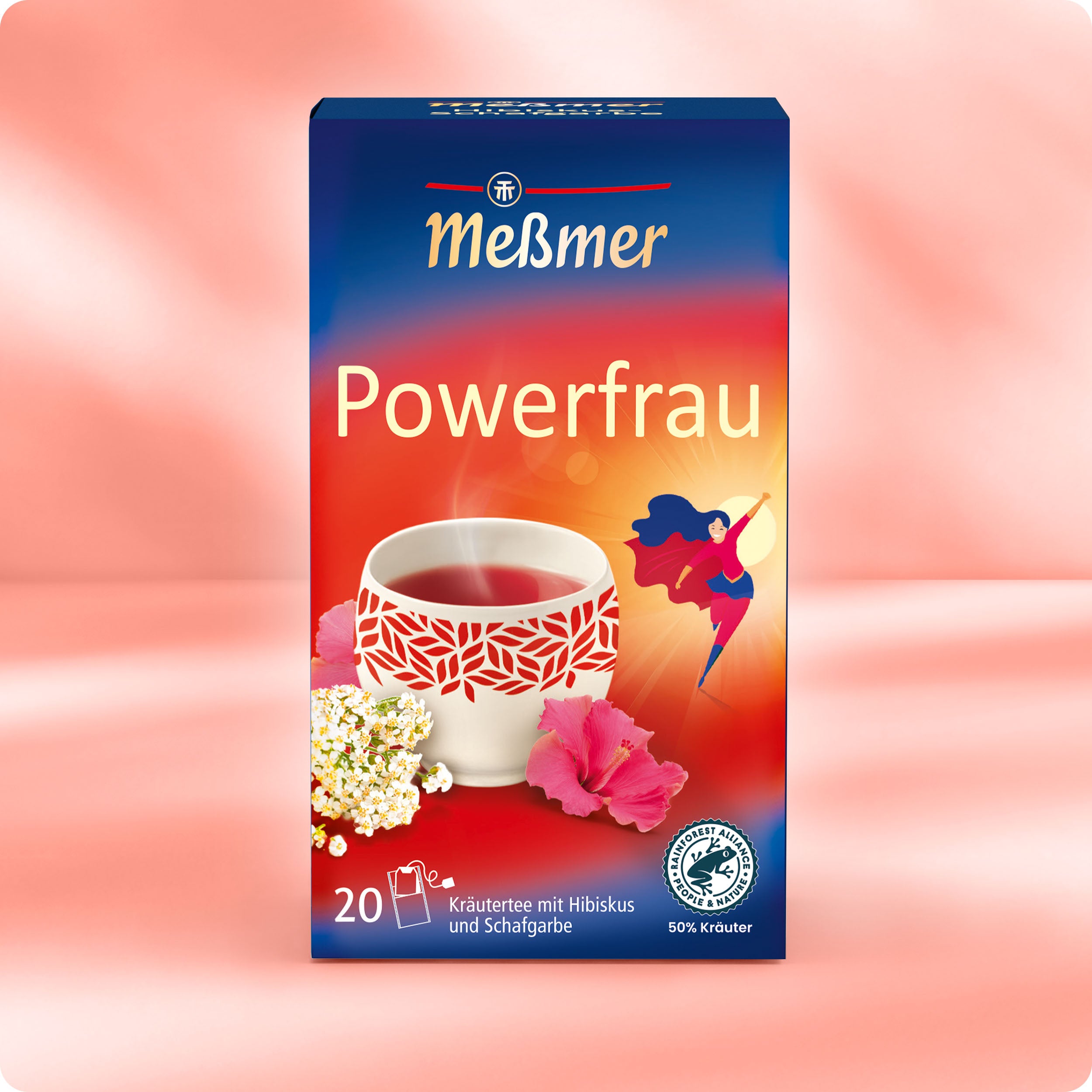 Eine Dose Meßmer DE Powerfrau Kräutertee mit einer Superheldin, Teetasse und rosa Hibiskusblüten auf rosa-rotem Hintergrund. Der Text zeigt Hibiskus und Schafgarbe für besondere Wohlfühlmomente.