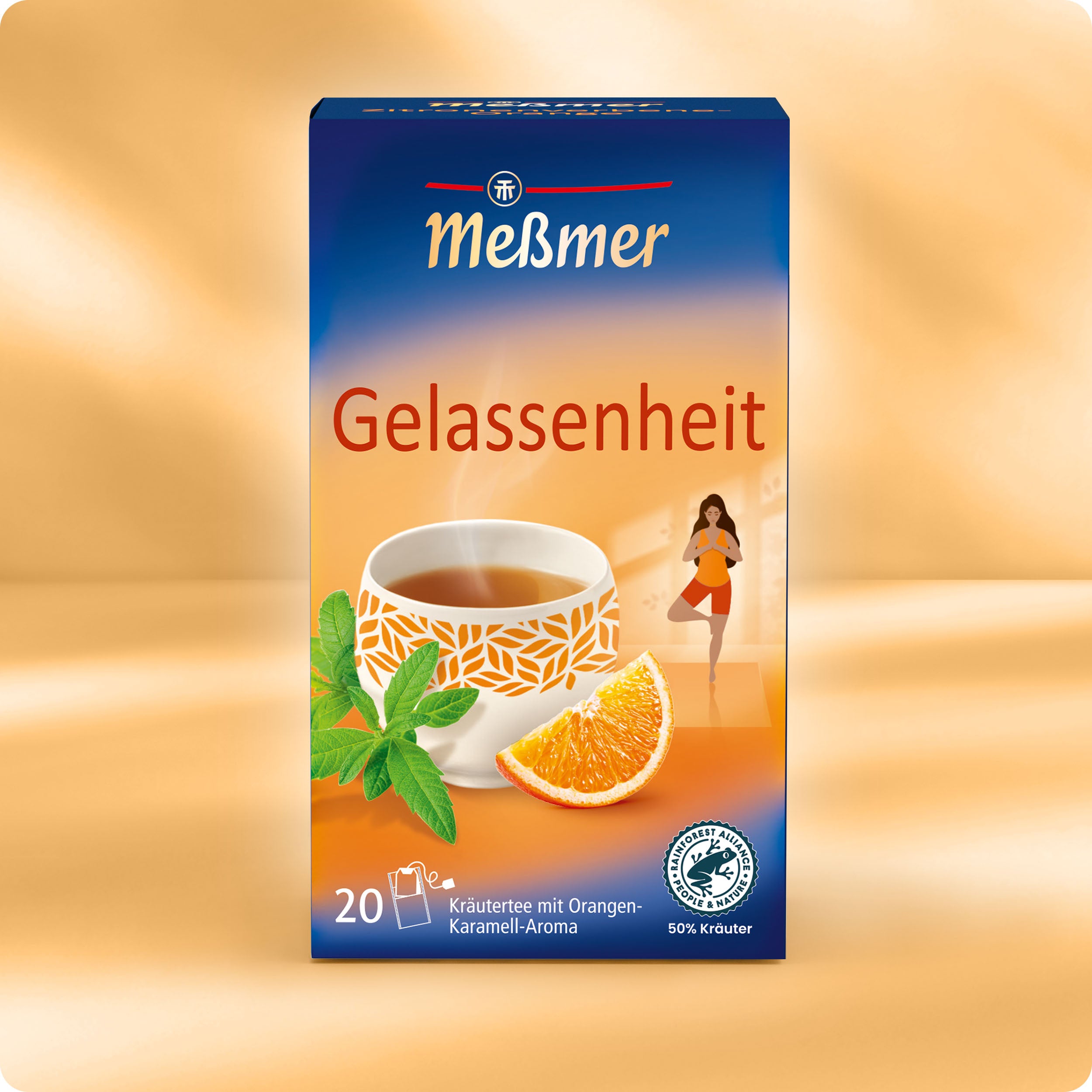 Eine Schachtel Meßmer DE Gelassenheit Kräutermischung Tee mit einer Teetasse, Minzblättern, einer Orangenscheibe und einer heiteren Szene mit einer Frau beim Yoga - ideal für entspannende Momente mit beruhigenden Orangen- und Karamellaromen.