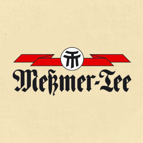 Logo mit dem Text Meßmer-Tee in schwarzer gotischer Schrift, einem roten Band über dem Text und einem weißen Kreis mit einem schwarzen Symbol, das einem stilisierten Torbogen ähnelt, in der Mitte. Der Hintergrund ist hellbeige.