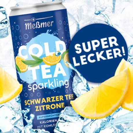 Eine Dose Meßmer Cold Tea Sparkling (Schwarztee-Zitronen-Geschmack) ist zwischen Eiswürfeln und Zitronenscheiben abgebildet, mit einem blauen Kreis, auf dem Super Lecker! (Super Lecker!).
