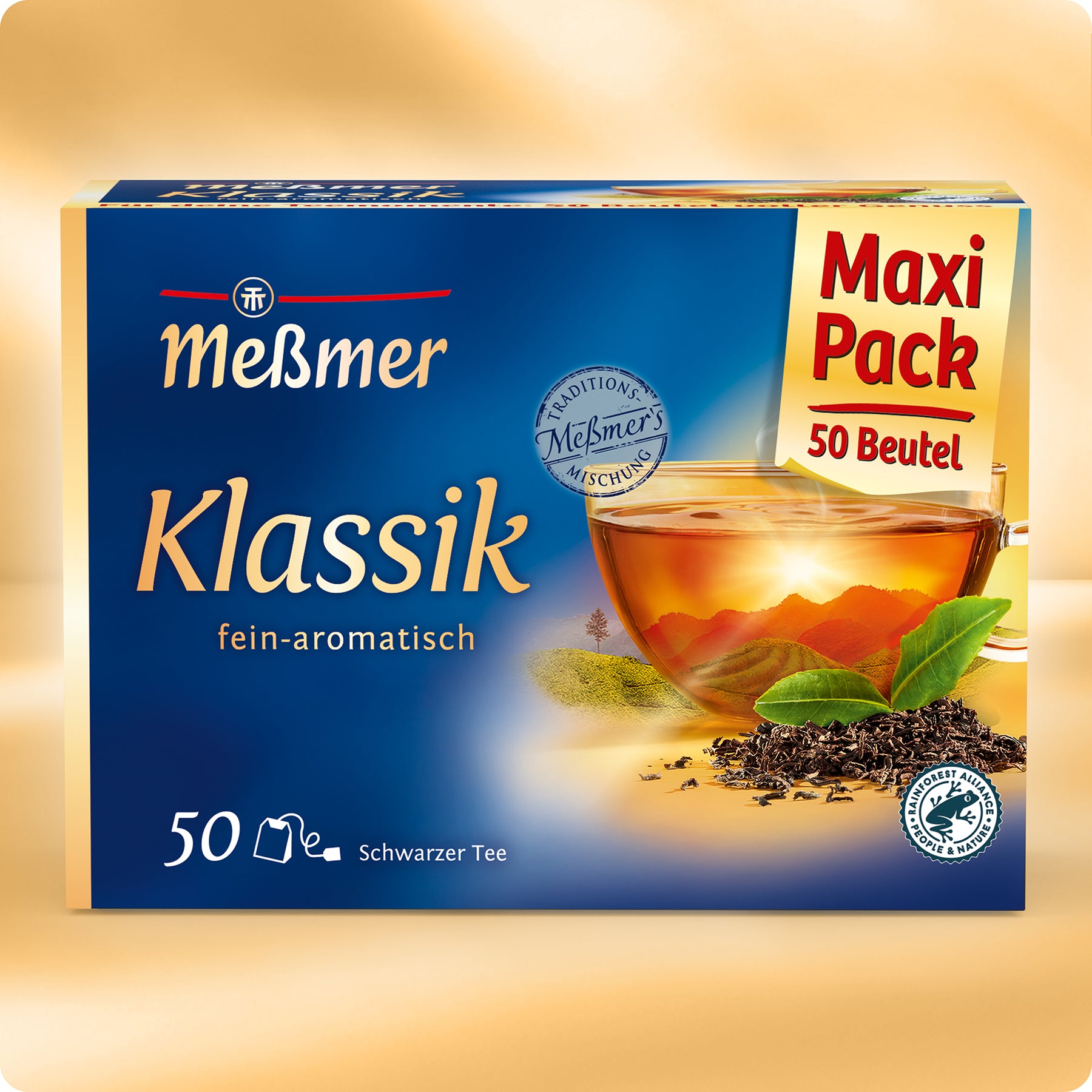 Eine Schachtel Meßmer DE Klassik Tee, Maxi Pack 50 Beutel, zeigt eine gläserne Teetasse mit Schwarztee, losen und frischen Blättern auf goldenem Grund - hergestellt nach Originalrezeptur.