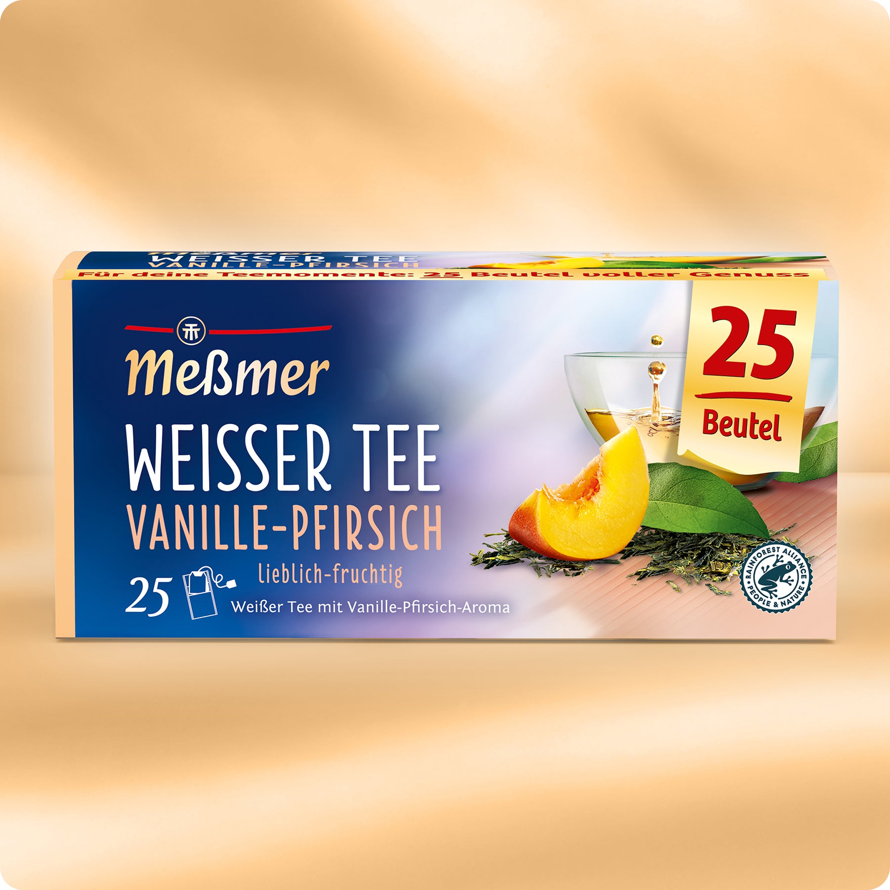 Meßmer DE Weißer Tee Vanille-Pfirsich: Schachtel mit 25 Teebeuteln, goldene Vorderseite mit einem Teeglas, einer Pfirsichscheibe und grünen Blättern, die die feinen Aromen von Vanille und weißem Tee hervorheben.