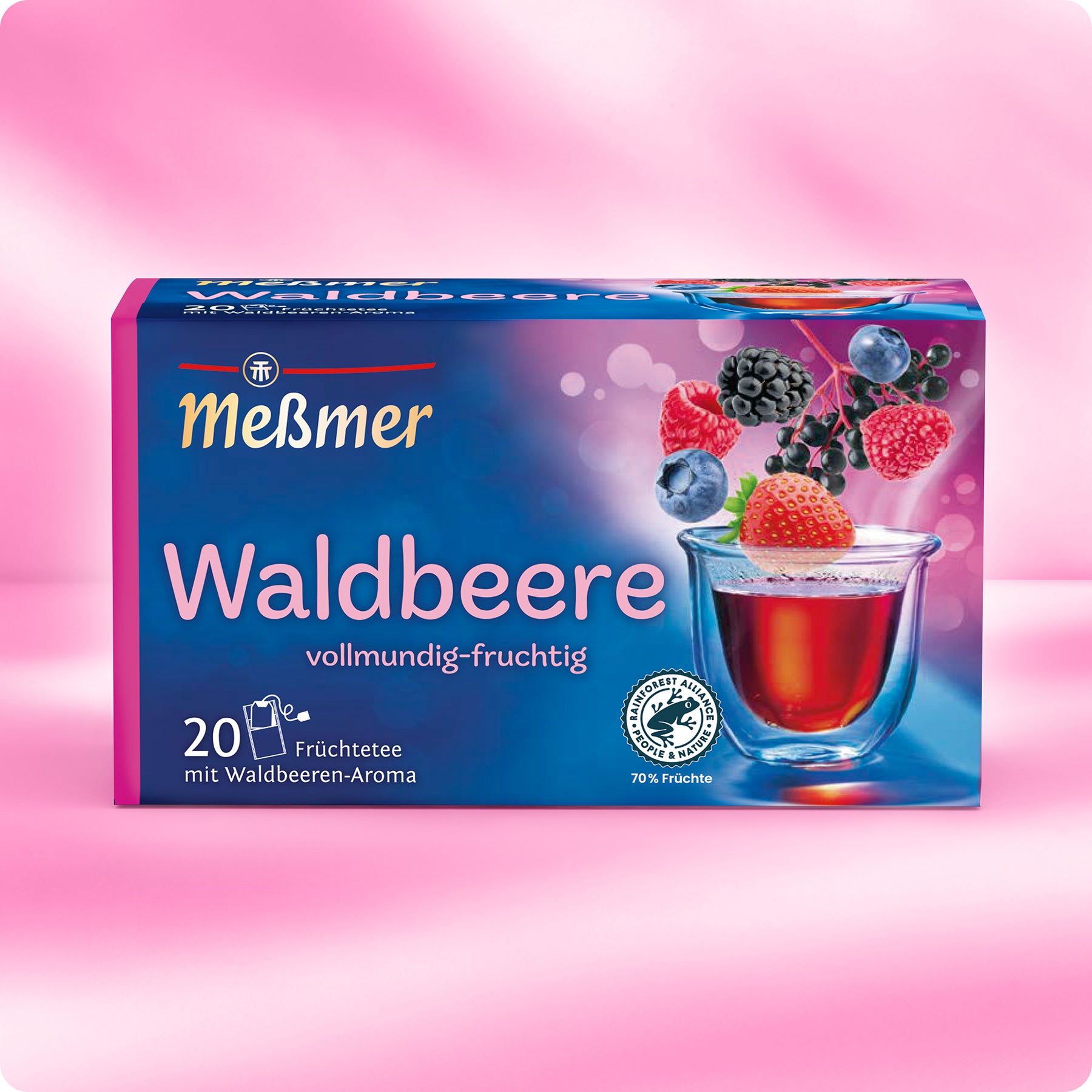 Meßmer DE Waldbeere Teedose auf rosafarbenem Hintergrund, mit Abbildungen von Himbeeren, Brombeeren, Heidelbeeren, schwarzen Johannisbeeren und einer Glastasse gefüllt mit rotem Früchtetee.