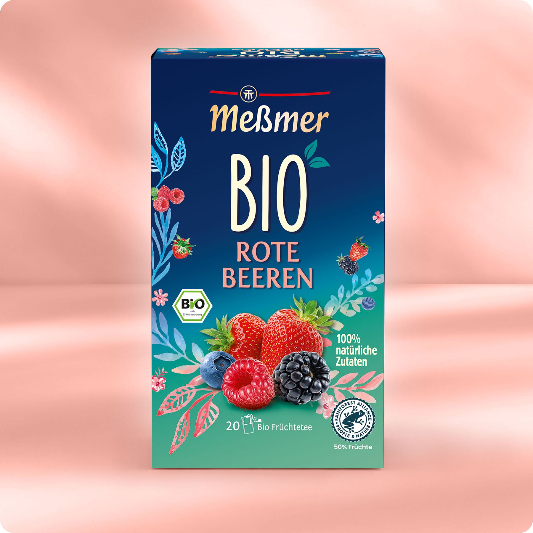 Eine Schachtel Meßmer DE Bio Rote Beeren, ein fruchtiger Bio-Tee mit Motiven von Erdbeeren, Himbeeren, Blaubeeren und Brombeeren sowie floralen Grafiken und dem Text "Beeren-Geschmack" auf rosa Hintergrund.