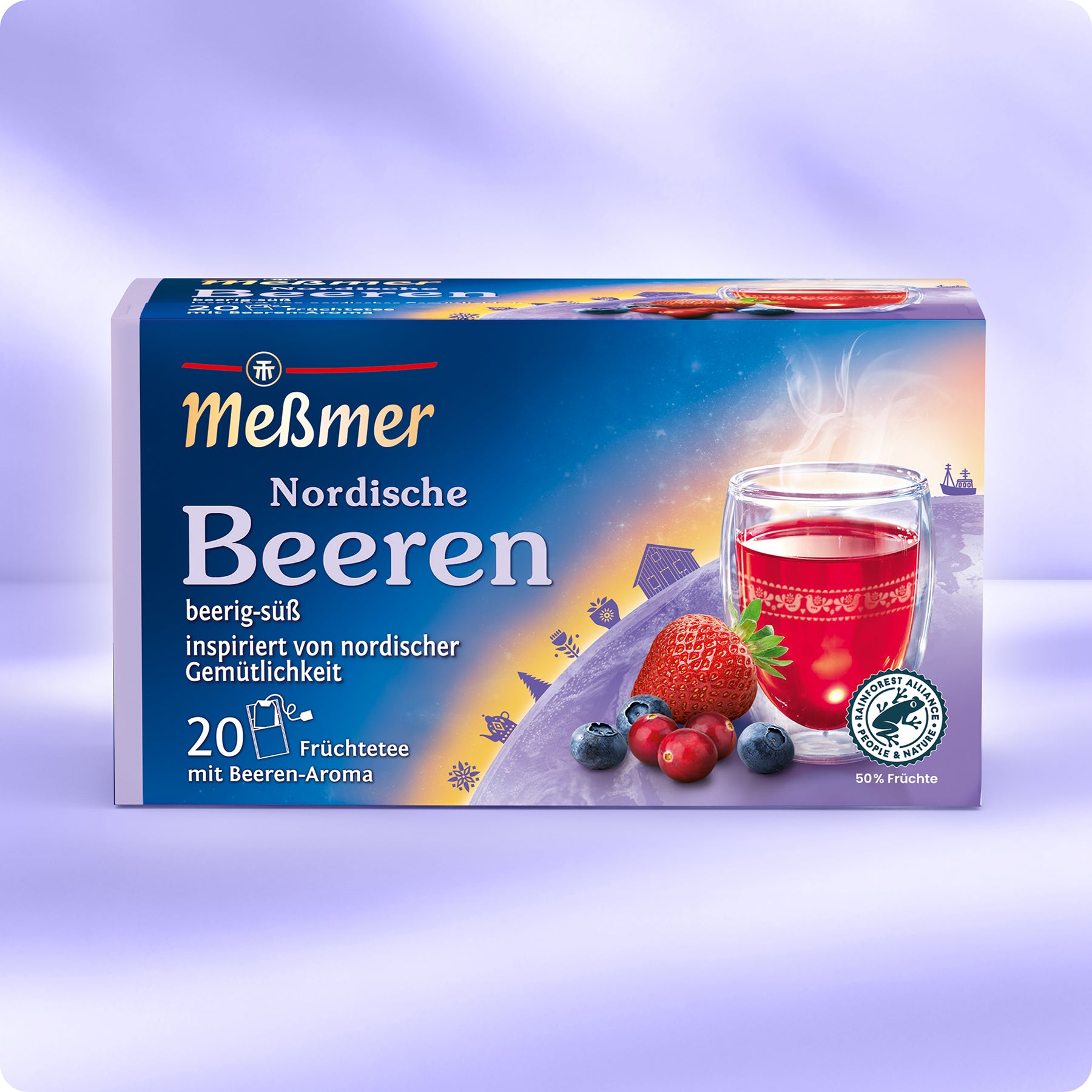 Eine Schachtel Meßmer DE Nordische Beeren zeigt ein Glas mit rotem Beerentee, Erdbeeren, Blaubeeren und schwarzen Johannisbeeren auf einem lilafarbenen Hintergrund mit malerischen Motiven - ideal, um Hygge in Ihren Tag zu bringen. Enthält 20 Teebeutel.