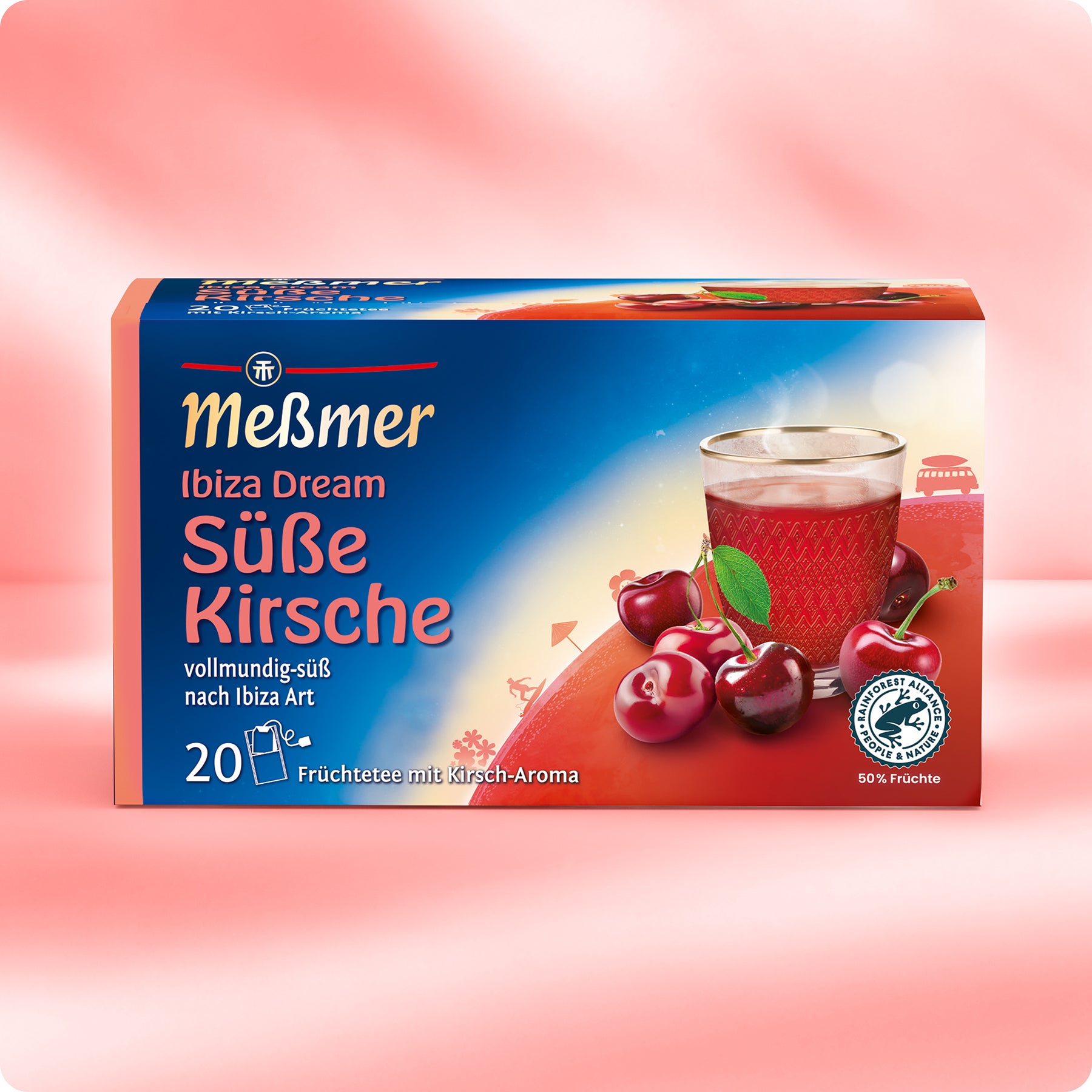 Eine Schachtel Meßmer DE Ibiza Dream ist auf einem rosa Hintergrund abgebildet, mit Kirschen, einem Glas roten Tees und einem Text, der den Kirschgeschmack und 20 Teebeutel hervorhebt.