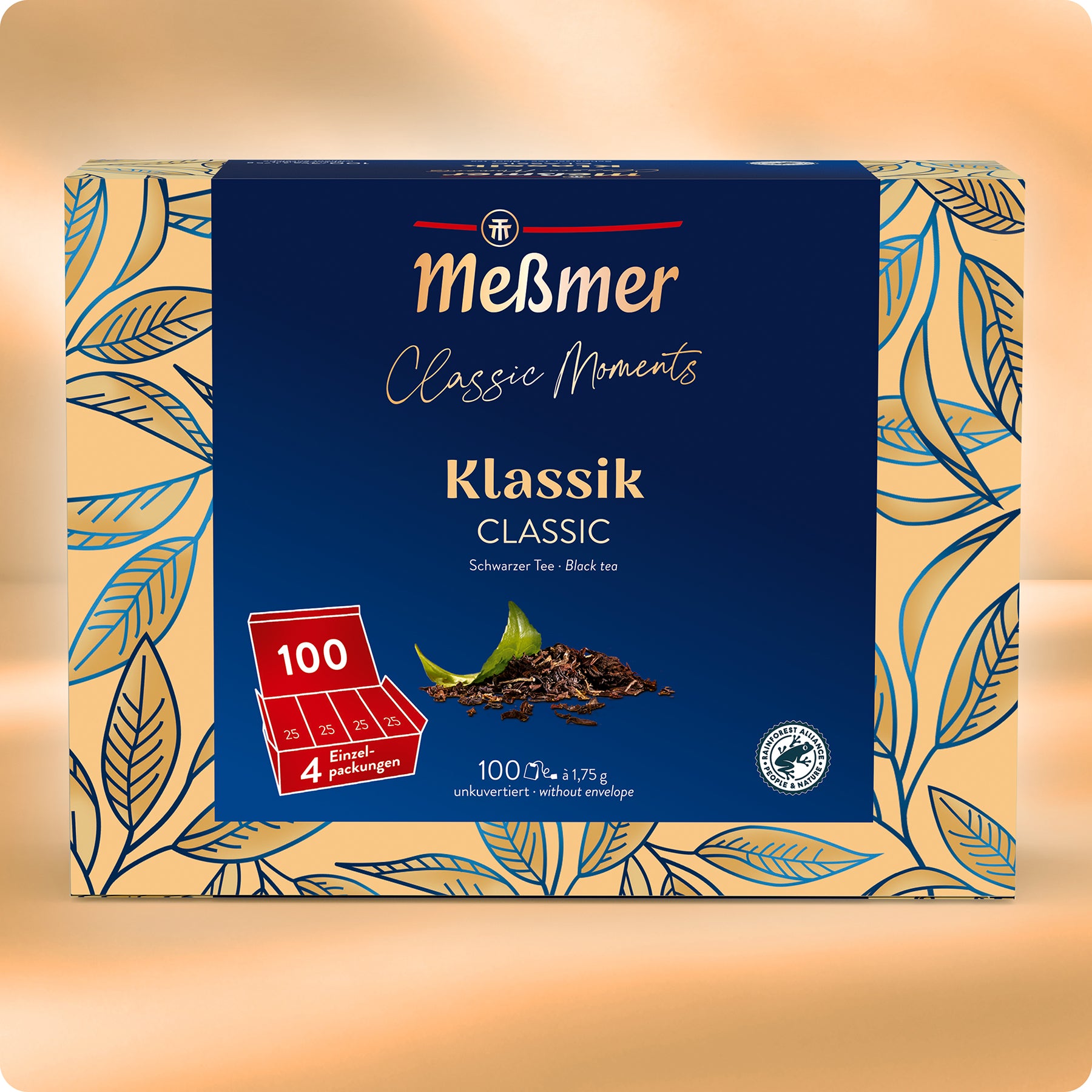 Eine Schachtel Meßmer DE Klassik Tee mit blau-goldenem Blattdesign. Sie trägt die Aufschrift "Klassik Classic Schwarztee" und enthält 100 Beutel hochwertigen Schwarztees für ein fein-aromatisches Erlebnis, akzentuiert durch grüne Teeblätter.