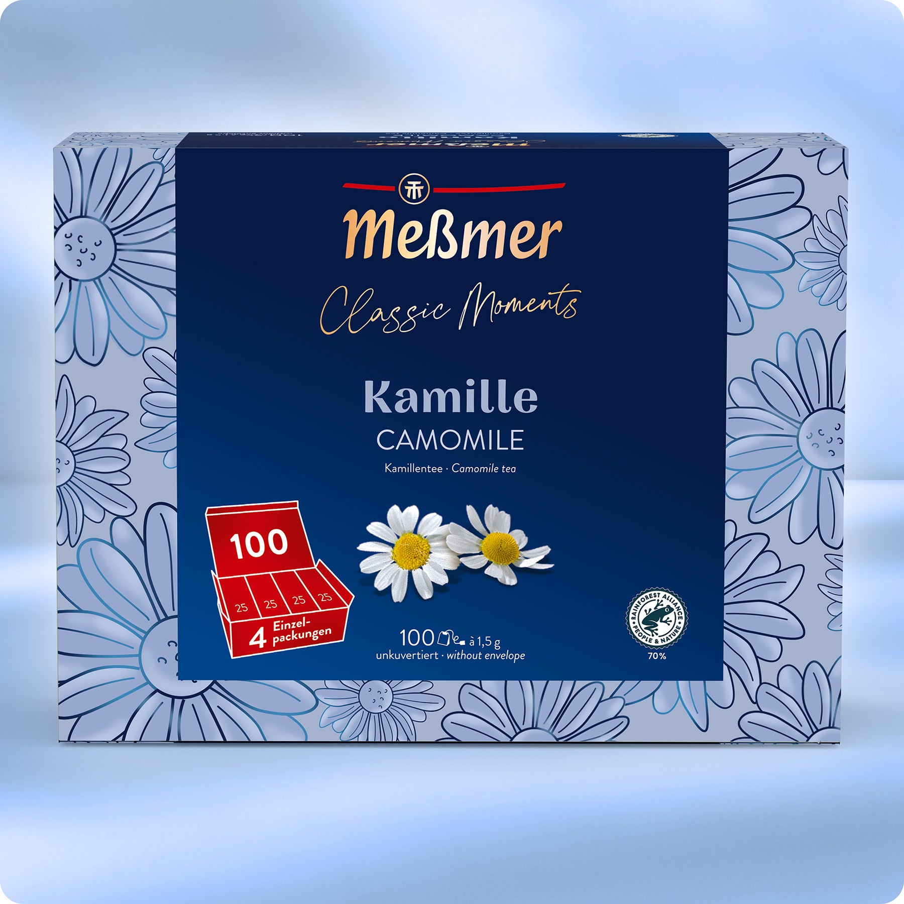Die blaue Meßmer DE Kamille Schachtel zeigt zwei Kamillenblüten und ein florales Muster. Sie enthält 100 geschmacksneutrale Kräuterteebeutel, die in 4 Packungen aufgeteilt sind.