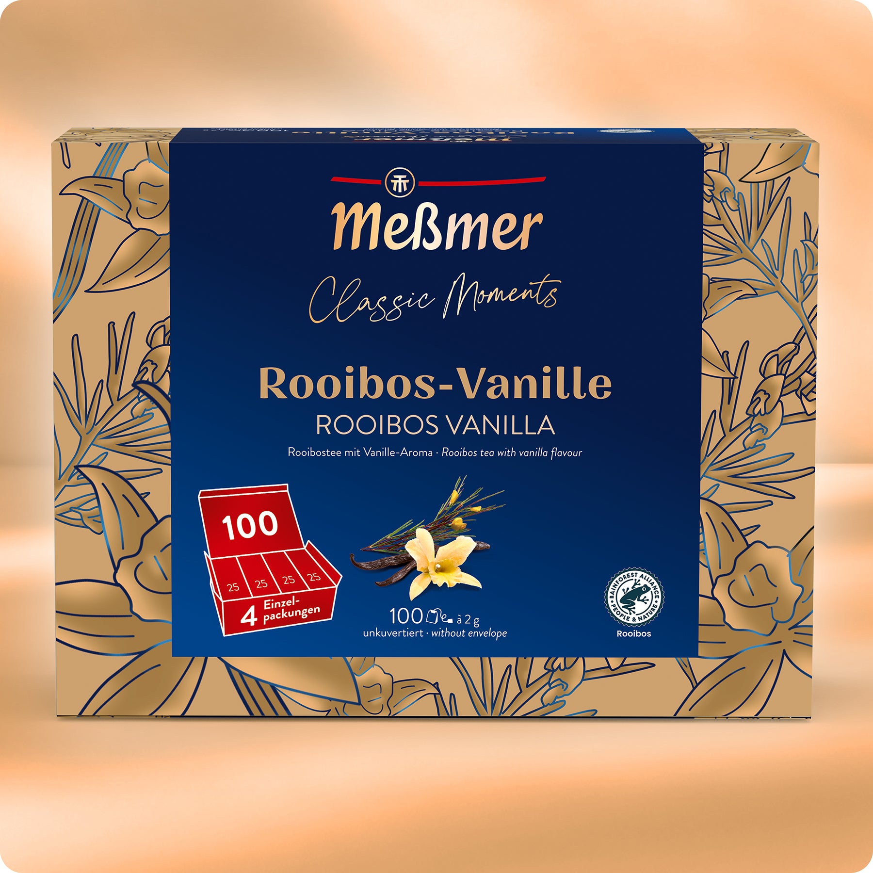 Eine Schachtel Meßmer DE Rooibos-Vanille-Tee mit 100 Beuteln kommt in einer beigefarbenen Verpackung, die mit blauen und goldenen Blumenmustern mit Vanilleblüten und -schoten verziert ist, um diese südafrikanische Spezialität zu feiern.