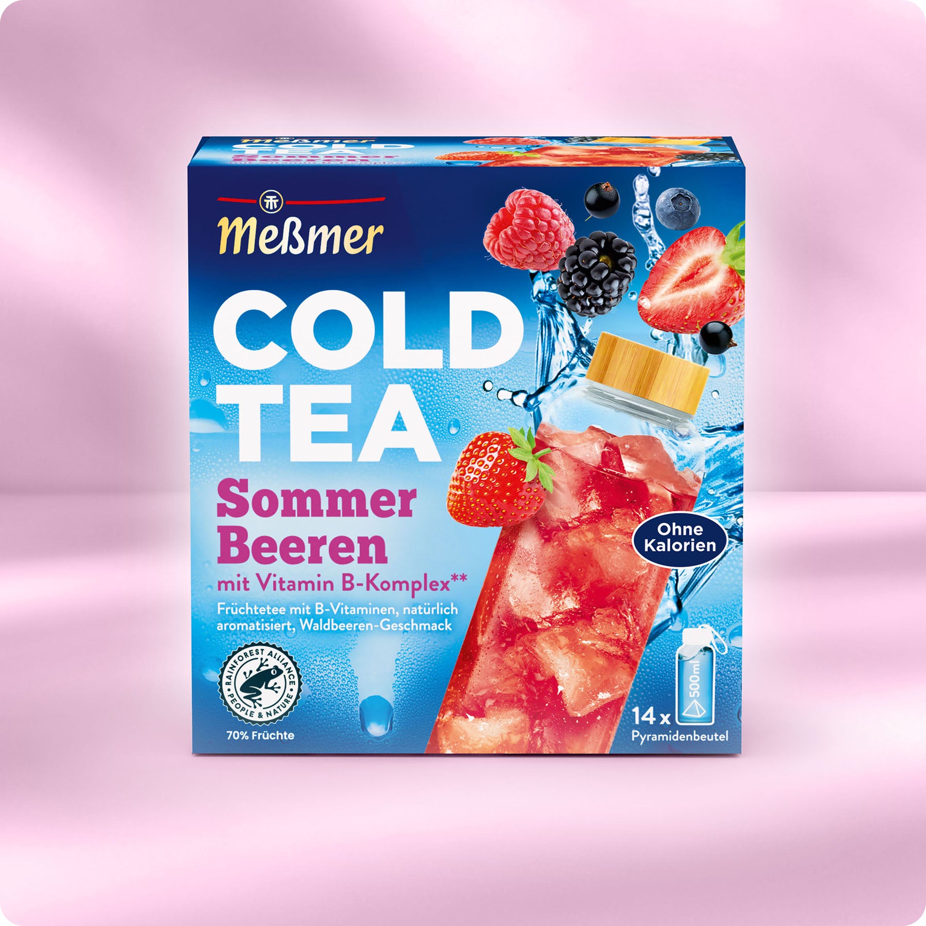 Schachtel Meßmer DE Erkältungstee Sommer-Beeren mit Beeren, Eiswürfeln und einer Glasflasche mit rosa Eistee auf der Packung. Enthält Vitamin B-Komplex, null Kalorien und 14 Pyramiden-Teebeutel.