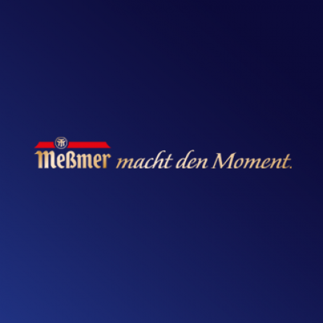 Logo mit dem Text Meßmer macht den Moment. in Weiß und Gold auf einem dunkelblauen Hintergrund mit Farbverlauf. Der Meßmer-Text ist rot unterstrichen und hat ein kleines Emblem über dem ersten Buchstaben.